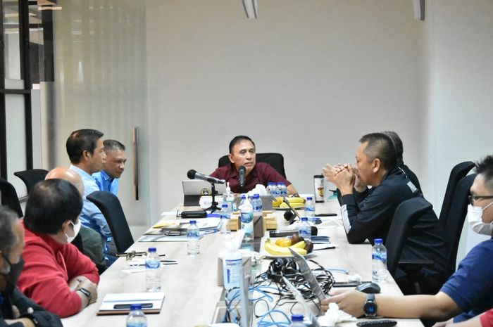 Ketua Umum PSSI, Mochamad Iriawan (tengah), memimpin rapat dengan PT LIB terkait rencana pelaksanaan Liga 2 2021, Rabu (15/9).