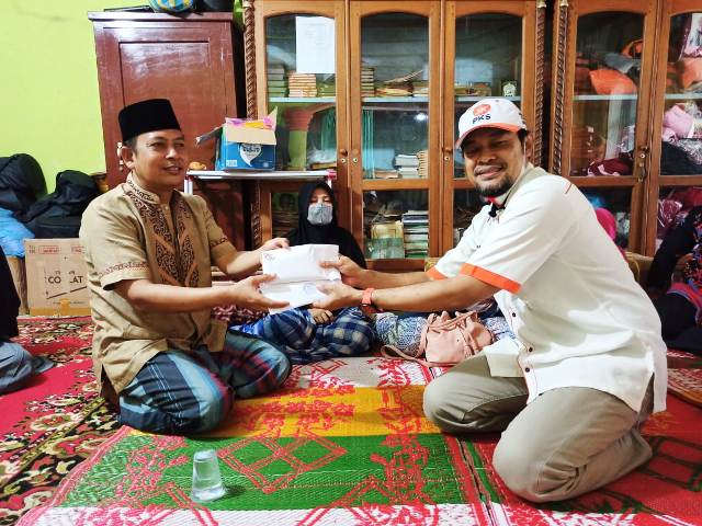 Ketua DPD PKS Dharmasraya H. Widayatmo, S.E, tinjau Ponpes Nurul Iman yang hangus terbakar, dan memberikan bantuan uang tunai kepada pengurus Ponpes.