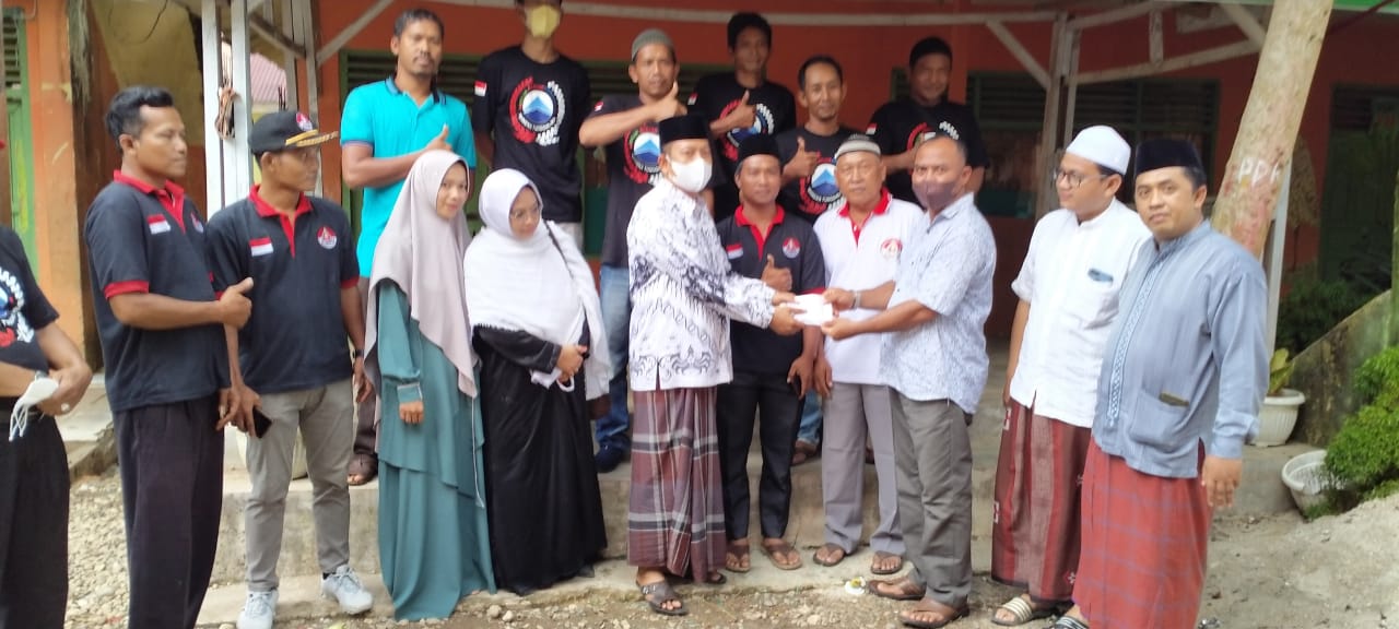 Pengurus PETA serahkan bantuan kepada Pengurus Ponpes Nurul Iman Pisang Rebus.