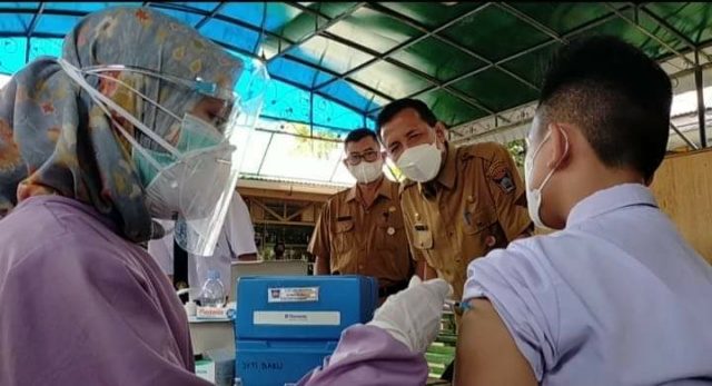 Pj Sekda Kota Padang Arfian saat meninjau vaksinasi di SMP N 8 Padang.