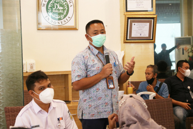 Vice President PT KAI Divre II Sumatera Barat Miming Kuncoro saat memberikan keterangan