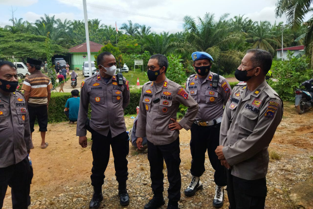 Kapolres Dharmasraya AKBP Anggun Cahyono., S.I.K., M.T., kawal langsung pelaksanaan gerai vaksinasi Covid-19 di Kecamatan Padang Laweh.