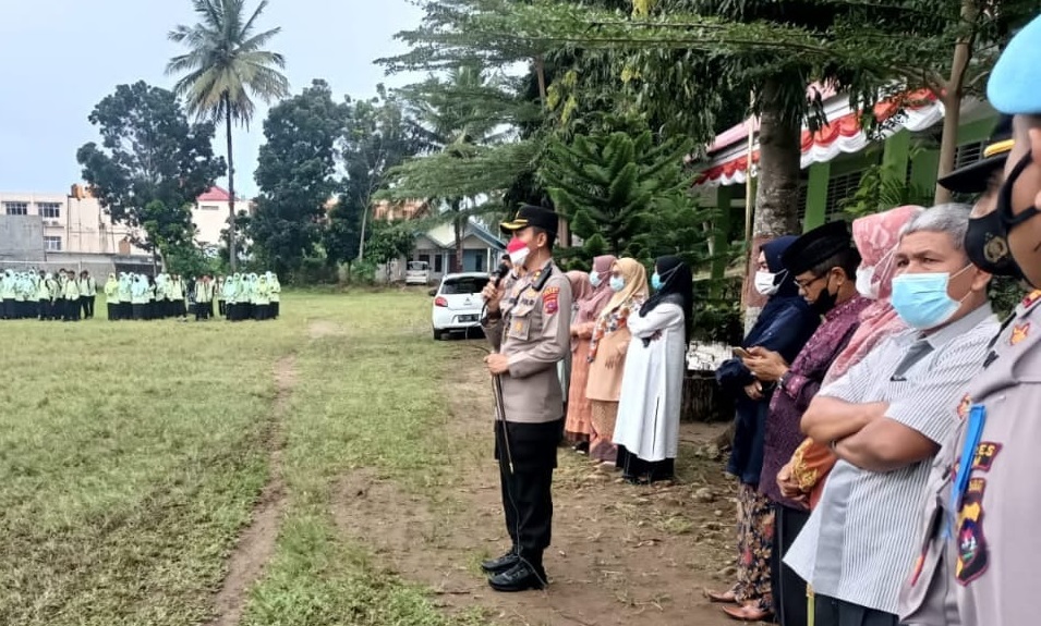 Kapolres Agam, AKBP Dwi Nur Setiawan, saat memberikan pengarahan tentang pentingnya vaksinasi Covid-19 pada pelajar dan guru di tingkat SMP, Jumat (1/10)