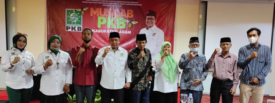 Ketua DPC Agam Syamsul Bahri tengah berfoto usai pemilihan Ketua DPC Kabupaten Agam di Hotel Truntum, Padang, Jumat (27/10)