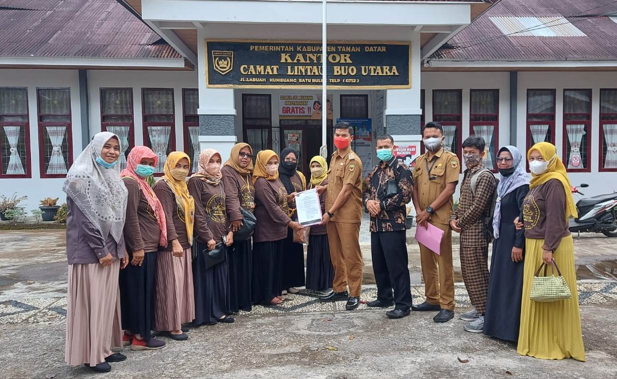 Pengurus pepes OK Oce Tanah Datar, bersama Camat Lintau Buo Utara. (ist)