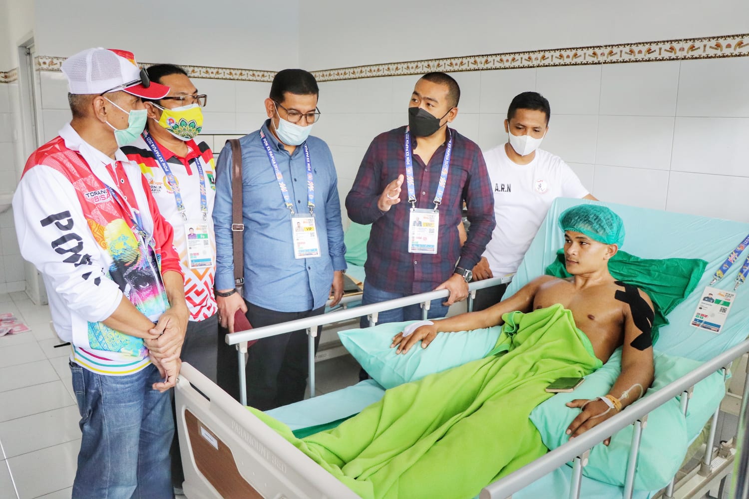 Wagub Sumbar, Audy Joinaldy mengunjungi Dion Saputra Atlet cabang olahraga Muay Thai Sumbar di Rumah Sakit Umum Daerah (RSUD) Yowari, Doyo Baru, Kabupaten Jayapura.

