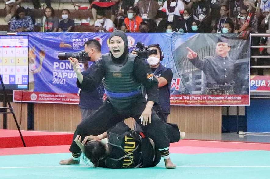 Suci Wulandarai, pesilat Sumbar asal Tanah Datar ini berhasil mengalahkan peraih emas Pra PON, Afriani Laurensia Barus Pesilat asal Sumatera Utara pada kelas tanding B putri PON XX Papua 2021, Rabu (6/10). (foto: KONI Sumbar)