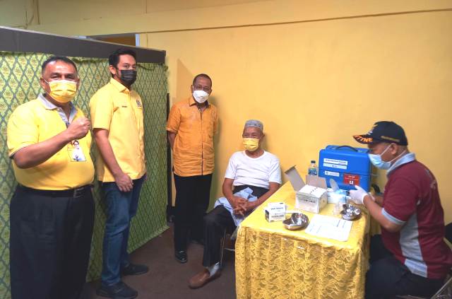VAKSIN - Anggota DPR RI Darul Siska didampingi Sekretaris DPD Partai Golkar Sumbar Desra Ediwan dan Ketua Pelaksana Dhanni Hariyona saat memantau pelaksanaan vaksinasi dalam rangkaian HUT Golkar ke-57.