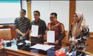 Waadek Bidang Kemahasiswaaan dan Kerjasama FDIK UIN IB Padang DR, Abdullah Khusairi, MA berfoto bersama dengan Wadek Bidang Akademik, Dr. Siti Napsiyah, MSW, Wadek bidang Kemahasiswaan dan Alumni, Dr. Cecep Sastra Wijaya MA, Wadek bidang Administrasi Umum, Dr. Sihabudin Noor, M.Ag, Jumat (19/11). Fidikom UIN Ciputat - FDIK UIN Padang merencanakan berkolaborasi beberapa program pada tahun 2022.