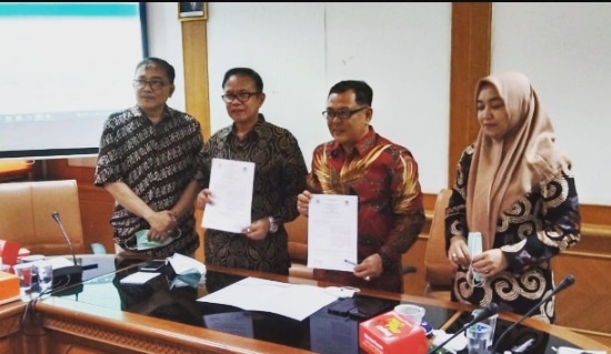 Waadek Bidang Kemahasiswaaan dan Kerjasama FDIK UIN IB Padang DR, Abdullah Khusairi, MA berfoto bersama dengan Wadek Bidang Akademik, Dr. Siti Napsiyah, MSW, Wadek bidang Kemahasiswaan dan Alumni, Dr. Cecep Sastra Wijaya MA, Wadek bidang Administrasi Umum, Dr. Sihabudin Noor, M.Ag,  Jumat (19/11). Fidikom UIN Ciputat - FDIK UIN Padang merencanakan berkolaborasi beberapa program pada tahun 2022.