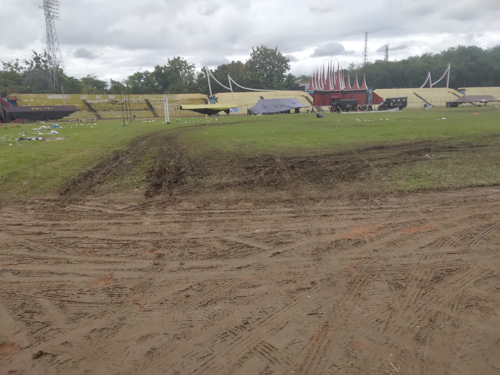 


Rumput Stadion Haji Agus Salim Kota Padang rusak (ANTARA/ Mario Sofia Nasution)