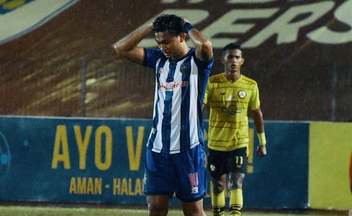 Gestur penyesalan pemain PSPS Hapit Ibrahim usai membuat gol bunuh diri. (foto:captured IG PSPS)