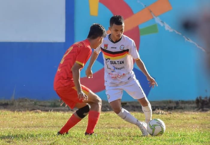 Kurnia Ridho, pemain PSKB Bukitinggi dapat kartu merah melawan Dualipa. (Foto: captured PSKB IG)