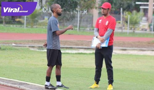 Nilmaizar dan Nur Iskandar, pelatih dan kapten Sriwijaya FC. 