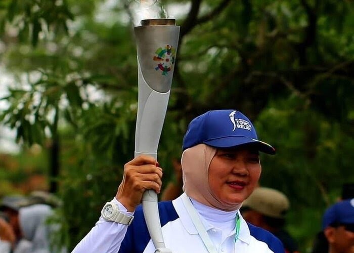 Verawati Fadjrin, saat menjadi salah satu legenda yang membawa api Asian Games 2018. (foto: pbsi)