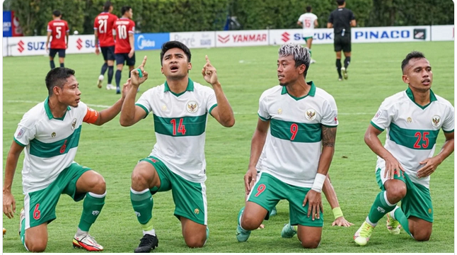 Pemain Indonesia merayakan gol pertama ke gawang Laos yang dicetak Asnawi Mangkualam. (foto:pssi)