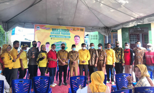 Ketua DPD Golkar Padang Iqra Chissa bersama pengurus Partai Golkar bersama forkompica Pauh dan tokoh masyarakat dalam gerakan vaksinasi missal Golkar Padang, Senin (13/12)