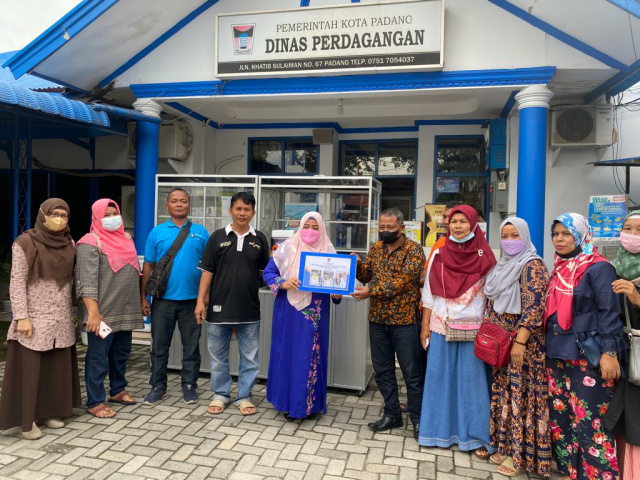 Anggota DPRD Padang Nila Kartika saat salurkan dana pokirnya.
