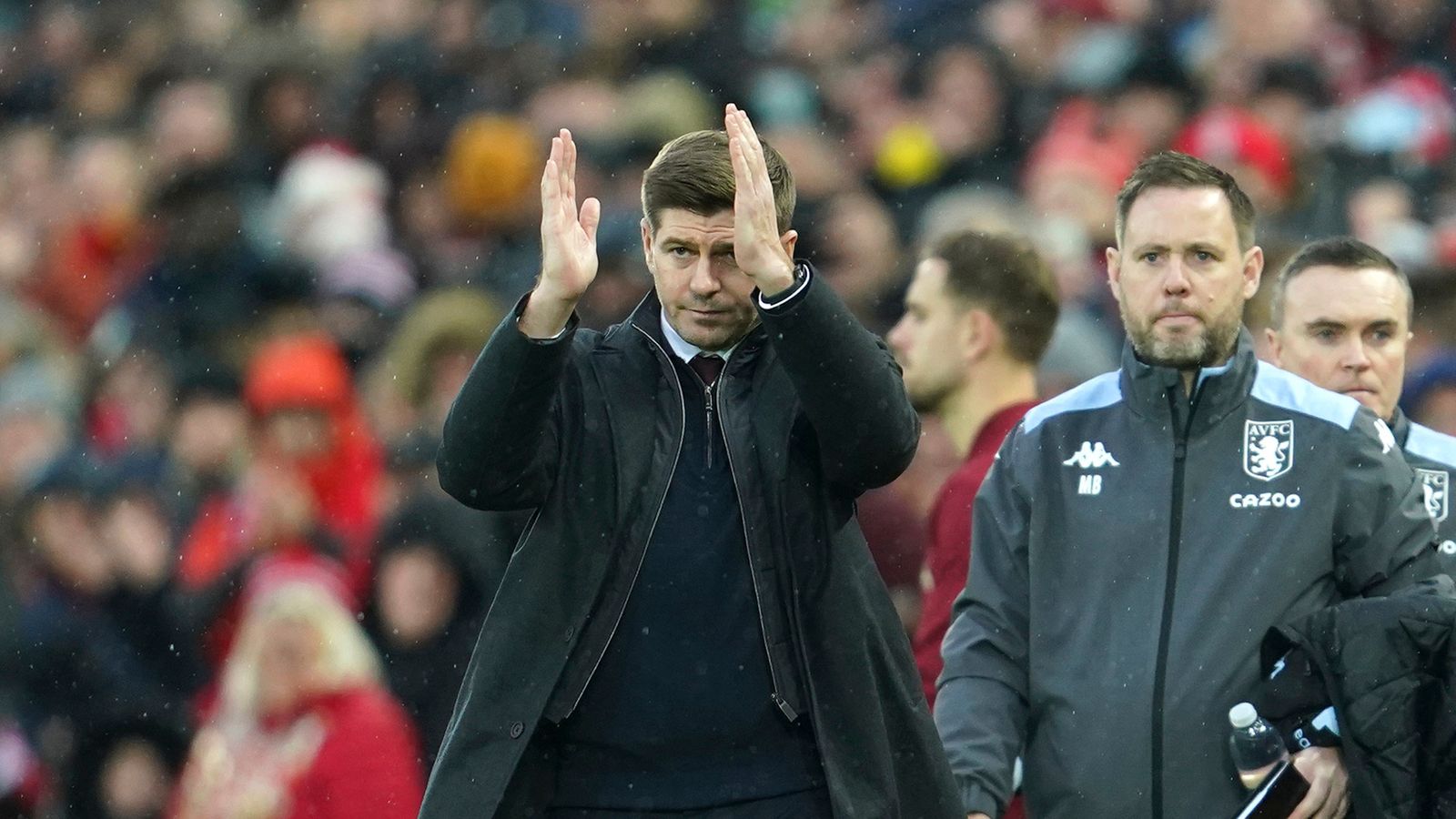 Steven Gerrard, membalas standing aplaus penonton Anfield. (foto: reuters)