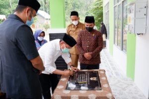 RESMIKAN: Darul Siska menandatangani prasasti peresmian Balai  Latihan Kerja Komunitas di Kabupaten Sijunjung didampingi Bupati  Sijunjung Benny Dwifa 