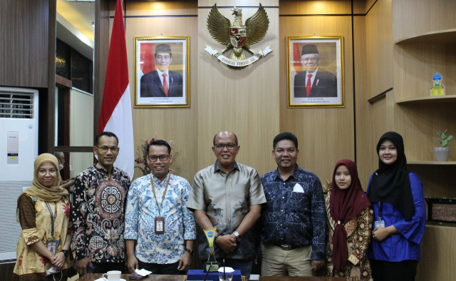 Ketua DPRD Sumbar, Supardi (tengah) bersama Ketua dan Komisioner KPID Sumbar, Kamis (13/1/2022), di Padang.