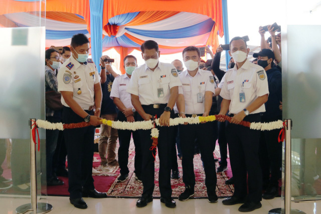Direktur Utama PT Kereta Api Indonesia (Persero) Didiek Hartantyo lakukan penguntingan pita saat resmikan peron baru Stasiun Padang.