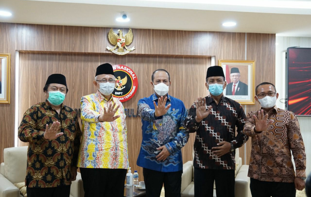 Kepala BNPT Komjen Pol Boy Rafli Amar dengan Ketua Umum LDII KH Chriswanto Santoso serta jajaran DPP LDII.