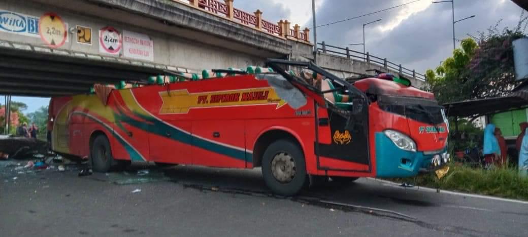Kondisibus penumpang usai menabrak jembatan layang atau fly over yang ada di kota Serambi Mekah Minggu (30/1) Pagi. (foto: ist)
