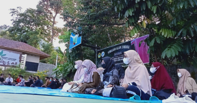 Remaja LDII Padang mengikuti kegiatan Pengajian Usia Nikah (Unik) yang digelar pengurus di Masjid Nurzikrillah Sungai Lareh Kota Padang, Minggu.
