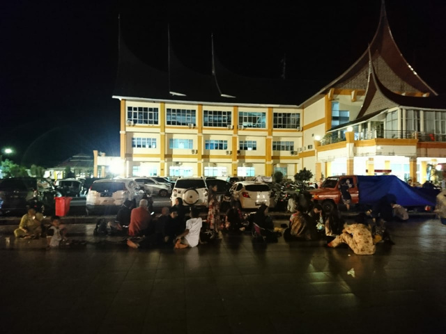 Pengungsi terpaksa duduk di lapangan parkir Kantor Bupati Pasbar sementara tenda belum ada