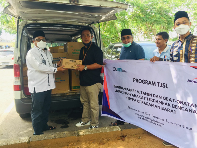 Wasekjen PBNU H Suleman Tanjung serahkan bantuan ibat-obat untuk korban gempa Pasaman Barat