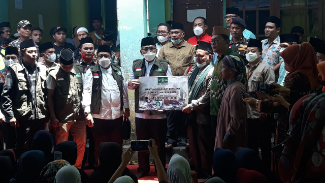 Ketum PBNU KH Yahya Cholil Staquf serahkan bantuan untuk korban gempa di Pasbar didampingi Wasekjen H Suleman Tanjung.