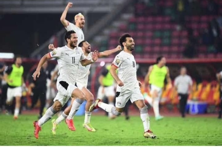Mohammed Salah dan kawan-kawan merayakan kemenangan Mesir di semifinal Piala Afrika 2022. (foto: AP)