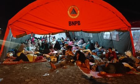 Tenda sudah enam buah didirikan di depan kantor bupati Pasaman. Foto: Givo