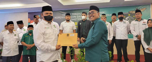 WAKIL Ketua DPP PKB, Jazilul Fawaid, menyerahkan SK kepada Ketua DPC PKB Kota Padang, Yusri Latif di Axana Hotel Padang, Minggu (13/3). Bersama Kota Padang, juga diserahkan SK DPC PKB 18 kota/kabupaten lainnya di Sumatera Barat.