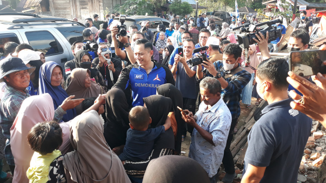 ANTUSIAS - Masyarakat Kajai, Pasaman Barat sangat antusias menyambut kedatangan KetuabUmum Partai Demokrat Agus Harimurti Yudhoyono (AHY) saat menyerahkan huntara dan paket untuk beribadah. 