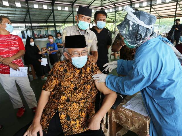 Ketua Umum DPP LDII KH Crhiswanto Santoso menjalani vaksinasi booster