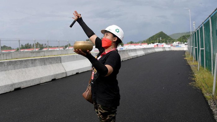 Aksi Roro si pawang hujan Mandalika di lintasan sirkuit. (kompas)
