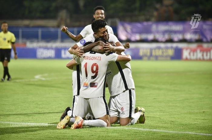 Tragis, Persipura menang 3-0 atas Persita, tapi tak menolong selamat dari terkaman degrdasi Liga 1 musim ini. (LIB)