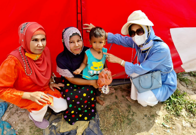 Pembina Group Bunga Sumbar Ny Vita Gamawan Fauzi saat ikut langsung mengantarkan bantuan ke Pasaman Barat.