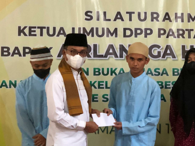 Ketua DPD Partai Golkar Sumbar Khairunnas saat serahkan santunan kepada anak yatim.