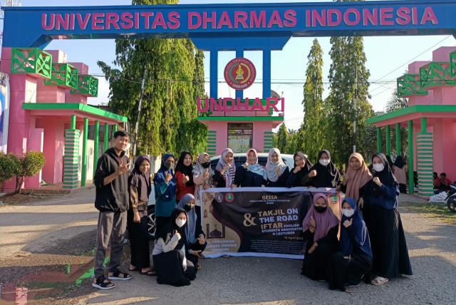 Mahasiswa dan Dosen Bahasa Inggris Undhari sebelum membagikan takjil