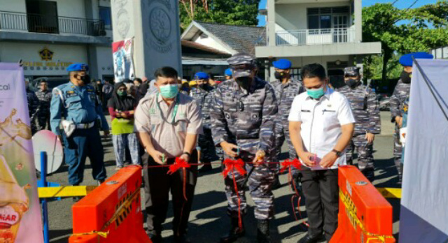 Komandan Lantamal II Endra Sulistiyono, S.E.,M.M bersama Al Amin Staff Ahli Pemko Padang mewakili Walikota Padang, didampingi oleh Julianus Tarigan, General Manager Apical Group, PT. Padang Raya Cakrawala meresmikan bazar Ramadhan Apical Group.