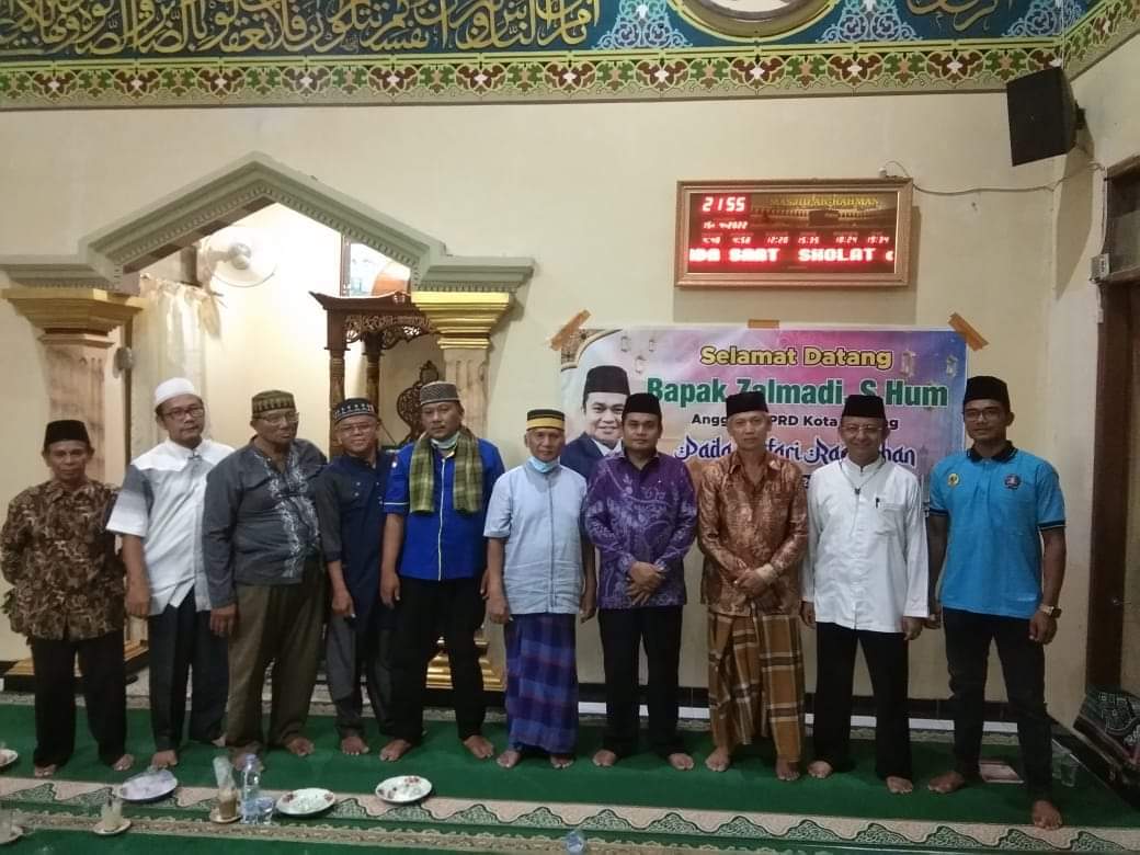 Zalmadi bersama pengurus dan Jamaah Masjid Arrahman Perumnas Balimbiang. (Fb Fadli Sae)