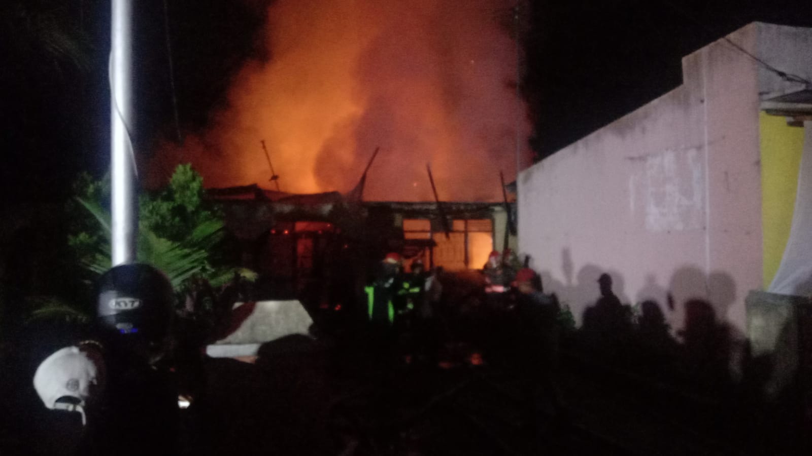 Kobaran api di rumah yang terbakar dekat citra swalayan