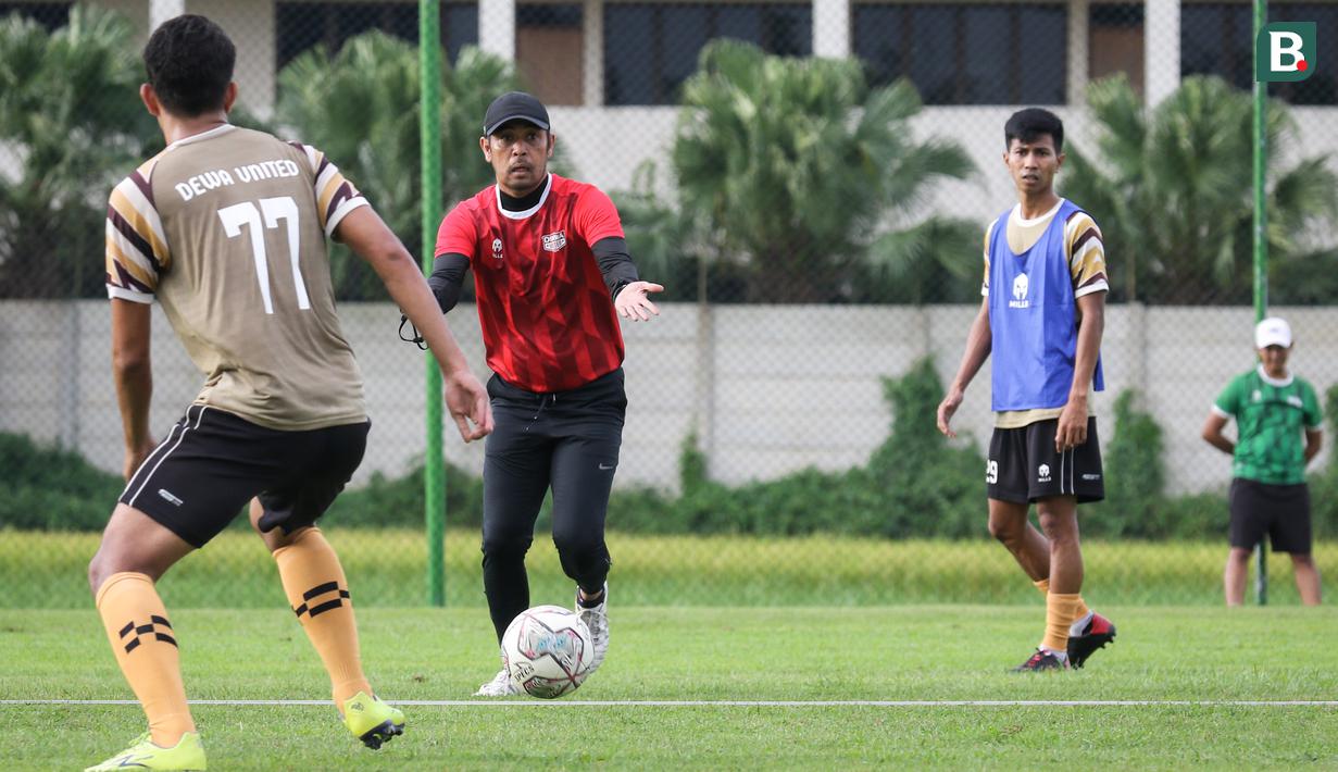 Nilmaizar memimpin latihan perdana Dewa United, Rabu (6/4), (bola.com)