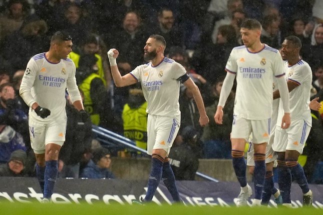 Selebrasi Karim Benzema usai mencetak gol di laga Chelsea vs Real Madrid, Kamis (7/4/2022) © AP Photo