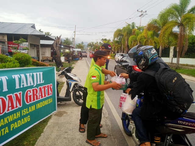 LDII Padang saat membagikan takjol kepada pengendara di jalanan.