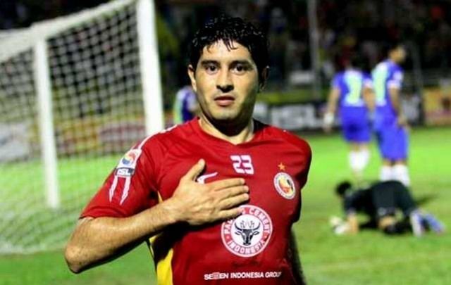 Esteban Vizcarra dengan seragam Semen Padang FC, klub terlama yang dibelanya di Indonesia. (ist)