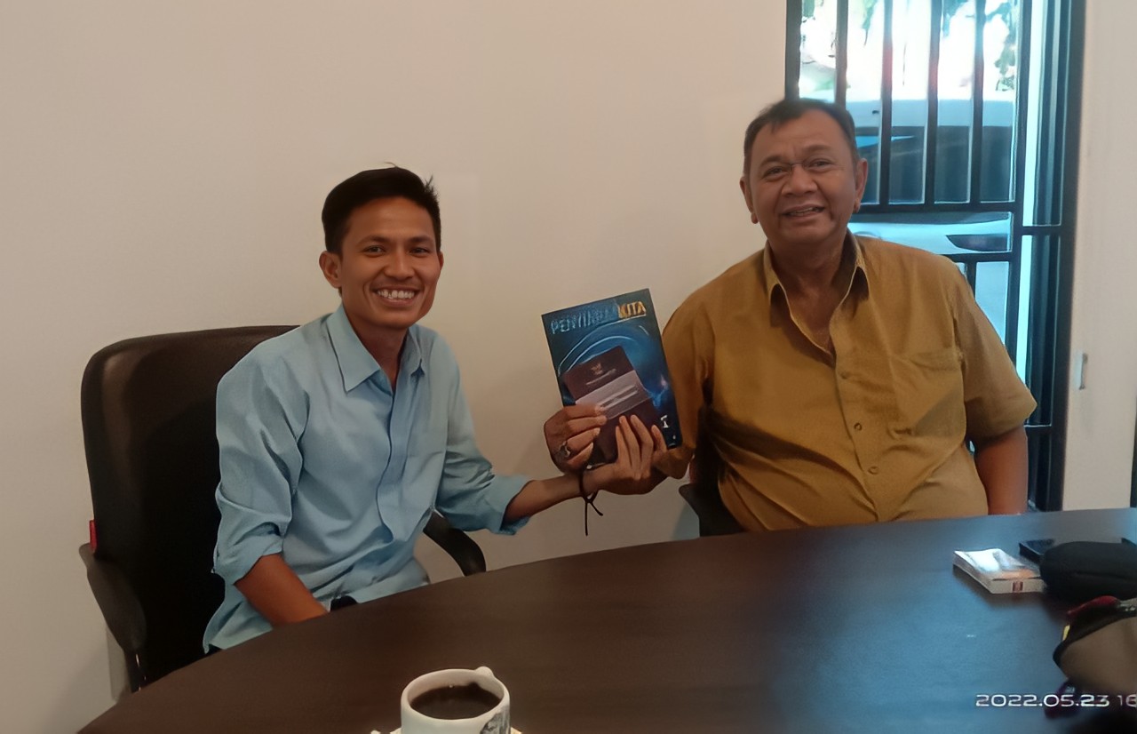 Komisioner KPID Sumbar Edra Mardi saat berdiskusi dengan anggota DPRD Sumbar Hendra Irwan Rahim